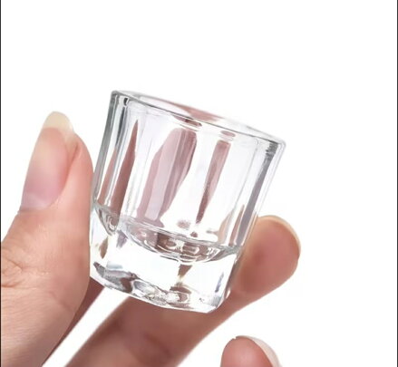 Priehľadná sklenená miska