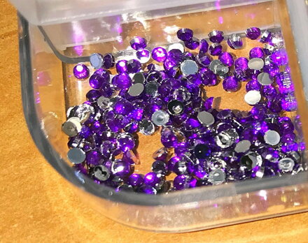 Swarovski kamienky č.7 - 20 kus - 1,5mm - tmavo fialové