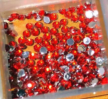 Swarovski kamienky č.9 - 20 kus - 1,5mm - červené