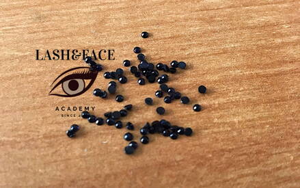 Swarovski kamienky č.12 - 20 kus - 1,5mm - čierne